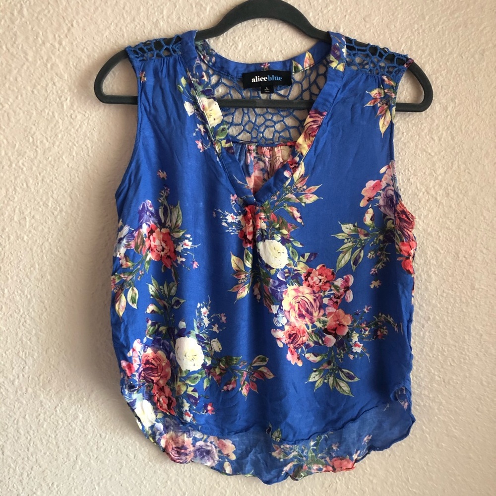 ⭐️ Flowy Top
